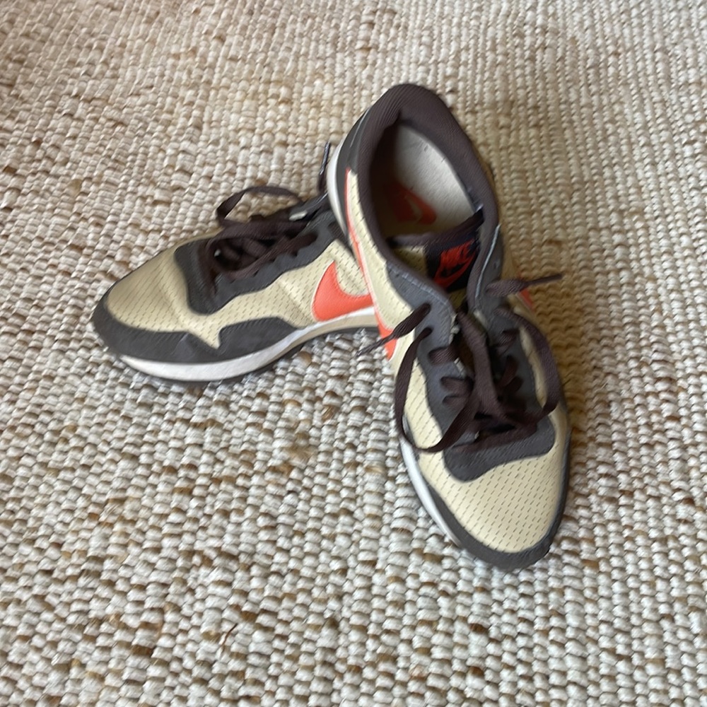 Old School Nike Cortez. Women’s 9.
